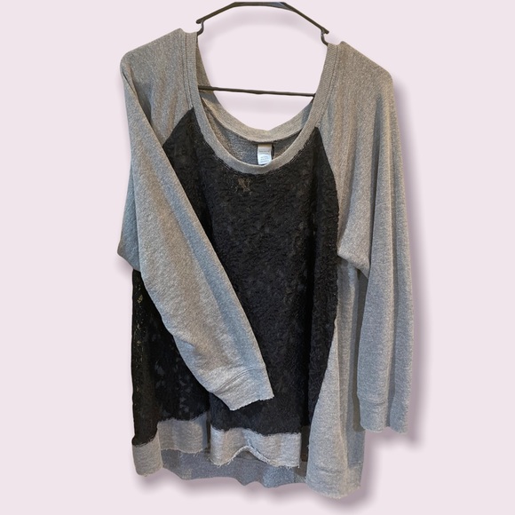 Torrid Gray Sweatshirt Black Lace Front Raw Hem/Cuff Size 2 or 2X or 18/20 - Picture 2 of 10